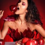 Dayana Handjieva Instagram – “I want it, I got it” – казала Ева и отхапала ябълката. Оттогава ние жените си правим, каквото си искаме! 😏

📸 @darina.pirinska 

#photoshoot #apple #red #pomegranate #jeffreydahmer #vegan #fruit #forbiddenfruit