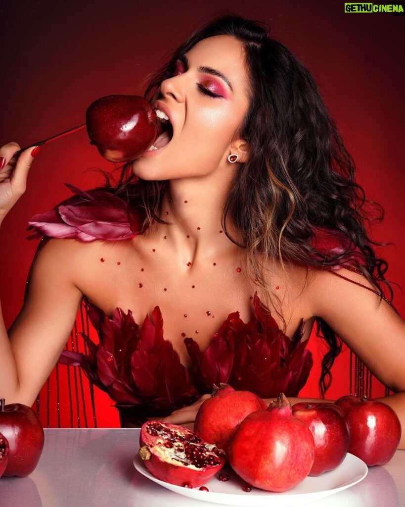 Dayana Handjieva Instagram - “I want it, I got it” - казала Ева и отхапала ябълката. Оттогава ние жените си правим, каквото си искаме! 😏 📸 @darina.pirinska #photoshoot #apple #red #pomegranate #jeffreydahmer #vegan #fruit #forbiddenfruit