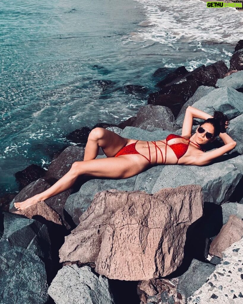Dayana Handjieva Instagram - Delete a letter of his name from your contacts every time he makes you upset. When his name’s gone, he’s gone. Hangman this mf 🪓 📷 @freshprinceofsofia #notimeforthis #staytoxic #sea #sunbath #redswimsuit #travel #vacation