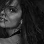 Dayana Handjieva Instagram – Дойде ли “моят” месец, винаги се обръщам назад и се замислям – достатъчно наситена ли беше изминалата година, достатъчно ли направих, достатъчно ли изживях, достатъчно ли спомени създадох?

Истината е, че никога не е достатъчно…. и все пак винаги е. 

📸 @vihro 

#august #retrospect #thatwasdeep #itsenough #enough #blackandwhite #bnwphotography #portraitphotography