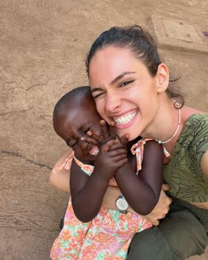 Dayana Handjieva Instagram - Пожелаваме си щастие, но знаем ли какво всъщност стои зад тази дума? 
Ако искате да попитаме децата в Уганда, те със сигурност знаят, а благодарение на тях, аз също го усетих ❤️

P.S. Ето доказателство, че Рошана не спи непрекъснато 😁 В действителност е щуро слънчице като повечето деца ☺️

#uganda #africa #kids #happiness #smile #smileforafrica #loveafrica #hakunamatata