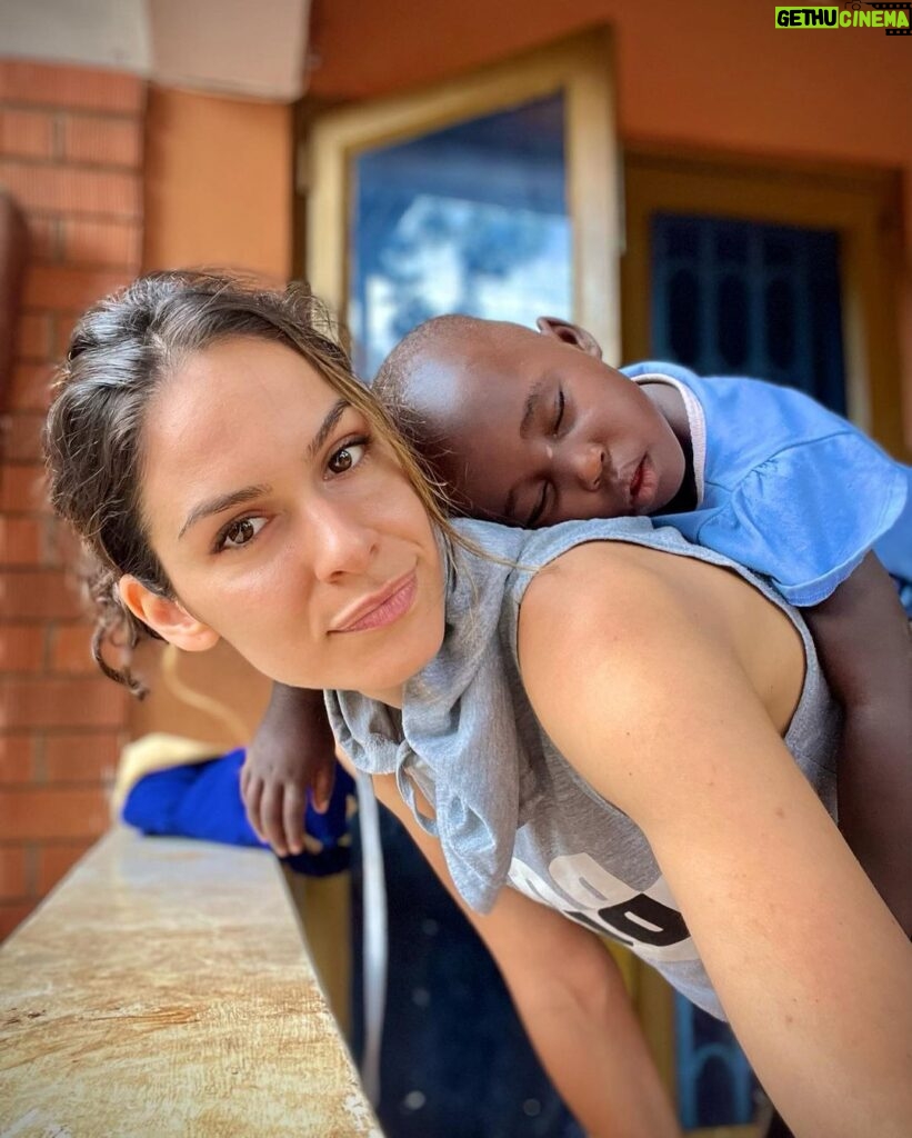 Dayana Handjieva Instagram - Спящата красавица Имало едно време едно африканско момиченце, което омагьосвало и разтапяло сърцето на всеки, който я видел….как спи. 😴 End of story. #roshana #sleeping #sleepingbeauty #africa #africankids #mommylove #babysleeping #uganda Uganda, Africa