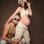 Dayana Handjieva Instagram – Много млади двойки си мислят, че животът им свършва, когато се появи дете и затова го отлагат в опит да се “наживеят”. Аз също мислих така. Мислих си, че хората стават доста скучни като имат дете, говорят само за памперси и как са амкали и ачкали (винаги в 1л. мн.ч.) и не стават вече за купони. 
🤦🏻‍♀️🤦🏻‍♀️🤦🏻‍♀️🤦🏻‍♀️🤦🏻‍♀️
Сега това ми звучи толкова глупаво. 

Вие си решавате какви родители да сте и как да поддържате забавлението във връзката си. Бебето не идва в пакет със скука, мрънкане и битовизми. Те са избор 😉 

Благодарим на 📸 @darina.pirinska за яката фотосесия. Като казах, че не искам шалчета, воали и сърчица по корема, а нещо, което да ни отразява нас като двойка, имах предвид точно това! ⭐️ 
 
#photoshoot #pregnancyphotography #coolparents