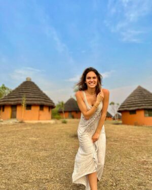 Dayana Handjieva Instagram - Hakuna Matata!
What a wonderful phrase
Hakuna Matata!
Ain't no passing craze

It means “no worries”
For the rest of your days
It's our problem-free philosophy
Hakuna Matata! 🇺🇬 

@soulgem.jewelry 

#africa #uganda #hakunamatata #africanhouse #africansun #bigsmile #safarilodge