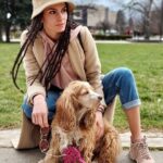 Dayana Handjieva Instagram - Кой ви е любимият момент с вашето куче? Когато чака до масата и ви принуждава с поглед да споделите храната си? Или когато ви изуми с някой нов номер? Или когато показва любовта си към вас с подскоци и нещо средно между лай, скимтене и ръмжене? Или когато чуе, че вадите повода и опашката му се “запалва” от радост, защото знае, че предстои разходка? Или когато го гледате как спи? Или когато му хвърляте пръчка/топка и то ви я донесе обратно (при мен никога не се получаваше така 😅) ?Или когато се разхождате и непознати ви спрат, да го погалят и започват да му се възхищават “аууу колко си сладък, какви дълги уши имаааш🥰” и после го питат как се казва, все едно ще им отговори 😒? Или когато сутрин ви събуди с мокра муцуна в лицето? Или, или, или? *За тази игра е позволен отговорът “Всичко изброено”* Радвайте се на любимците си по-осъзнато и ги оценявайте, защото идва един момент, който е всичко друго, но не и любим. За Дара ❤️ обичам те, мъниче 😘😘😘