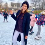 Dayana Handjieva Instagram - Изброй 3 неща, заради които си струва да харесваш зимата. 🥶 (Аз на 1 блокирам и започвам да рева за лято и море🤷🏻‍♀️) #winter #iceskating #friends #christmastree #vacation Стадион Юнак