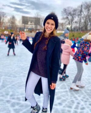 Dayana Handjieva Instagram - Изброй 3 неща, заради които си струва да харесваш зимата. 🥶
(Аз на 1 блокирам и започвам да рева за лято и море🤷🏻‍♀️)

#winter #iceskating #friends #christmastree #vacation