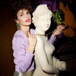 Dayana Handjieva Instagram - “Не можах да те позная!” може да бъде страхотен комплимент или деликатно поднесена обида. В единия случай означава, че с малко промяна в стила, прическата и грима, се превръщаш в “хамелеон” - различен, разнообразен, цветен, многолик, а в другия случай най-често означава, че си погрознял... Признайте си, че винаги се чудите кое от двете имат предвид 😉 📸 @zlatimirarakliev for Fashion Days Style @ivantsu Hair @milenivanovhair Makeup @alina_manova #fashion #fashiondays #photoshoot #80s #80sfashion #hairstyle #jewelry #statue