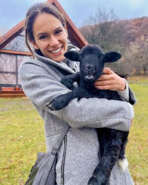 Dayana Handjieva Instagram - Сприятелихме се, логично, все пак сме черните овце на Фермата 6. 
И всичко беше наред, докато не започна да ми говори на “бе”. Тогава ѝ разказах за Гергьовден.... 

#lamb #babyanimals #animal #animallovers #farm #farmlife #smile #fermata