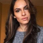 Dayana Handjieva Instagram - 🍁Бих написала нещо поетично, мъдро и позитивно, което да даде отправна точка на разсъжденията ви за живота.... но това са просто селфита с нова прическа 🤷🏻‍♀️ Освен да кажа, че @ritualbeautyroom са върхът, всичко друго ще звучи нелепо. @viktoria.stefanova благодаря за тази есен в косите 🍂 #newhair #autumnhair #hairstyleideas #baleyage #haircountour #haircolor