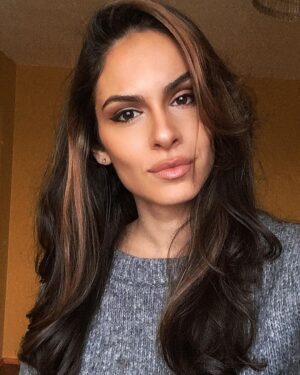 Dayana Handjieva Instagram - 🍁Бих написала нещо поетично, мъдро и позитивно, което да даде отправна точка на разсъжденията ви за живота.... 
но това са просто селфита с нова прическа 🤷🏻‍♀️ Освен да кажа, че @ritualbeautyroom са върхът, всичко друго ще звучи нелепо. 
@viktoria.stefanova благодаря за тази есен в косите 🍂 

#newhair #autumnhair #hairstyleideas #baleyage #haircountour #haircolor