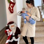 Dayana Handjieva Instagram – Преди седмица излязохме от родилния дом малко неподготвени за самостоятелно гледане на бебе, а вижте ни днес – сменяме памперси за норматив, държим бебе, помпа и шише в една ръка, докато с другата вадим бебешки дрешки от сушилнята и да, не спим, ама за това си знаехме предварително. 
Явно бебе у дома отключва неподозирани суперсили и нямам търпение да разбера какво още можем с таткото. 

Отново искам да благодаря на д-р Николова и екипа на “Св.Лазар”, че се погрижиха за нас. Престоят при тях беше като ваканция на хотел.

#baby #newborn #momlife