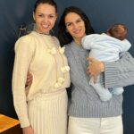 Dayana Handjieva Instagram - С наближаване на раждането пред всяко семейство стои въпросът “Дали да съхраним стволови клетки?” Нека ви опиша моя опит със @cells4lifebg и се надявам да ви помогне. След дълъг разговор с @mirchevadaniela и изключително изчерпателна информация от нейна страна, ние избрахме съхранение на стволови клетки по метода TotiCyte (той позволява съхранението на кръвта да е в множество проби и при необходимост да се използва само нужното количество), както и съхранение на тъкан от пъпната връв за срок от 30 години. При подписването на договора ни предоставиха куфарче, което трябваше да вземем с нас в деня на раждането, също и телефоните на медицински специалисти, които ще вземат пробите. Постъпвайки в болницата веднага им се обадихме и до 20 мин пристигна едно усмихнато момиче, което по време на раждането дискретно стоеше отстрани и чакаше излизането на бебето. Тук е моментът да кажа, че МОЖЕ да имате отложено клампиране и в същото време да се вземе кръв от пъпната връв. След по-малко от 2 седмици ни изпратиха анализ на пробите. Мога да кажа, че инвестирахме в спокойствието си и се радвам, че го направихме, въпреки че се надявам никога да не ни се наложи да използваме тези клетки. Решихме да застраховаме детето си в @cells4lifebg по няколко причини: 📌 Освен на стволови клетки, предлагат и съхранение на тъкан от пъпна връв и на плацентата 📌 Съхраняват пробите на 2 отделни места, което гарантира сигурност 📌 Имате възможност да съхраните стволовите клетки в няколко проби и да използвате само необходимото количество, а останалото да запазите за друг път ако отново се наложи Над 80 са доказаните заболявания, за чието лечение се използват стволови клетки и в момента се провеждат над 4500 клинични изпитвания, използващи тези клетки.
