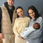 Dayana Handjieva Instagram – С наближаване на раждането пред всяко семейство стои въпросът “Дали да съхраним стволови клетки?”
Нека ви опиша моя опит със @cells4lifebg и се надявам да ви помогне.

След дълъг разговор с @mirchevadaniela и изключително изчерпателна информация от нейна страна, ние избрахме съхранение на стволови клетки по метода TotiCyte (той позволява съхранението на кръвта да е в множество проби и при необходимост да се използва само нужното количество), както и съхранение на тъкан от пъпната връв за срок от 30 години. 
При подписването на договора ни предоставиха куфарче, което трябваше да вземем с нас в деня на раждането, също и телефоните на медицински специалисти, които ще вземат пробите. 
Постъпвайки в болницата веднага им се обадихме и до 20 мин пристигна едно усмихнато момиче, което по време на раждането дискретно стоеше отстрани и чакаше излизането на бебето. Тук е моментът да кажа, че МОЖЕ да имате отложено клампиране и в същото време да се вземе кръв от пъпната връв. 
След по-малко от 2 седмици ни изпратиха анализ на пробите. 

Мога да кажа, че инвестирахме в спокойствието си и се радвам, че го направихме, въпреки че се надявам никога да не ни се наложи да използваме тези клетки. 

Решихме да застраховаме детето си в @cells4lifebg по няколко причини:
📌 Освен на стволови клетки, предлагат и съхранение на тъкан от пъпна връв и на плацентата 
📌 Съхраняват пробите на 2 отделни места, което гарантира сигурност
📌 Имате възможност да съхраните стволовите клетки в няколко проби и да използвате само необходимото количество, а останалото да запазите за друг път ако отново се наложи
 
Над 80 са доказаните заболявания, за чието лечение се използват стволови клетки и в момента се провеждат над 4500 клинични изпитвания, използващи тези клетки.