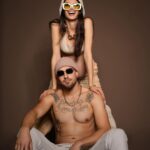 Dayana Handjieva Instagram - Много млади двойки си мислят, че животът им свършва, когато се появи дете и затова го отлагат в опит да се “наживеят”. Аз също мислих така. Мислих си, че хората стават доста скучни като имат дете, говорят само за памперси и как са амкали и ачкали (винаги в 1л. мн.ч.) и не стават вече за купони. 🤦🏻‍♀️🤦🏻‍♀️🤦🏻‍♀️🤦🏻‍♀️🤦🏻‍♀️ Сега това ми звучи толкова глупаво. Вие си решавате какви родители да сте и как да поддържате забавлението във връзката си. Бебето не идва в пакет със скука, мрънкане и битовизми. Те са избор 😉 Благодарим на 📸 @darina.pirinska за яката фотосесия. Като казах, че не искам шалчета, воали и сърчица по корема, а нещо, което да ни отразява нас като двойка, имах предвид точно това! ⭐️ #photoshoot #pregnancyphotography #coolparents