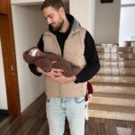 Dayana Handjieva Instagram - Преди седмица излязохме от родилния дом малко неподготвени за самостоятелно гледане на бебе, а вижте ни днес - сменяме памперси за норматив, държим бебе, помпа и шише в една ръка, докато с другата вадим бебешки дрешки от сушилнята и да, не спим, ама за това си знаехме предварително. Явно бебе у дома отключва неподозирани суперсили и нямам търпение да разбера какво още можем с таткото. Отново искам да благодаря на д-р Николова и екипа на “Св.Лазар”, че се погрижиха за нас. Престоят при тях беше като ваканция на хотел. #baby #newborn #momlife