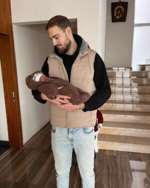 Dayana Handjieva Instagram - Преди седмица излязохме от родилния дом малко неподготвени за самостоятелно гледане на бебе, а вижте ни днес - сменяме памперси за норматив, държим бебе, помпа и шише в една ръка, докато с другата вадим бебешки дрешки от сушилнята и да, не спим, ама за това си знаехме предварително. 
Явно бебе у дома отключва неподозирани суперсили и нямам търпение да разбера какво още можем с таткото. 

Отново искам да благодаря на д-р Николова и екипа на “Св.Лазар”, че се погрижиха за нас. Престоят при тях беше като ваканция на хотел.

#baby #newborn #momlife