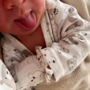 Dayana Handjieva Instagram - След едно раждане, започнало като по филмите с:
“😱 Изтекоха ми водите, бързо към болницата!” и завършило с проплакването на едно малко чудо, мога вече гордо да се нарека Мама Дая 🥰 
 
Избрал да се появи на датата на майка си, в месеца на баща си, посрещаме с много щастие и любов малкия Антони ❤️ 

Изключително много благодарим на д-р Тияна Николова и акушерка Мая Петрова, и на целия екип на болница “Св. Лазар” @sveti.lazar.hospital за грижите, отношението и професионализма. 

Благодаря и на моя мъж, че беше плътно до мен през цялото време и не припадна! 😁 Обичам те, @freshprinceofsofia , вече сме родители, представяш ли си??😳

#baby #newborn #birth #babyboy #newmom