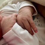 Dayana Handjieva Instagram - След едно раждане, започнало като по филмите с: “😱 Изтекоха ми водите, бързо към болницата!” и завършило с проплакването на едно малко чудо, мога вече гордо да се нарека Мама Дая 🥰 Избрал да се появи на датата на майка си, в месеца на баща си, посрещаме с много щастие и любов малкия Антони ❤️ Изключително много благодарим на д-р Тияна Николова и акушерка Мая Петрова, и на целия екип на болница “Св. Лазар” @sveti.lazar.hospital за грижите, отношението и професионализма. Благодаря и на моя мъж, че беше плътно до мен през цялото време и не припадна! 😁 Обичам те, @freshprinceofsofia , вече сме родители, представяш ли си??😳 #baby #newborn #birth #babyboy #newmom Сагбал Св. Лазар
