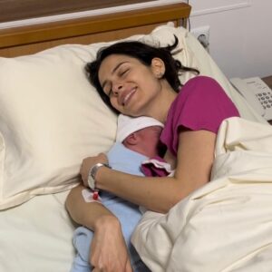 Dayana Handjieva Instagram - След едно раждане, започнало като по филмите с:
“😱 Изтекоха ми водите, бързо към болницата!” и завършило с проплакването на едно малко чудо, мога вече гордо да се нарека Мама Дая 🥰 
 
Избрал да се появи на датата на майка си, в месеца на баща си, посрещаме с много щастие и любов малкия Антони ❤️ 

Изключително много благодарим на д-р Тияна Николова и акушерка Мая Петрова, и на целия екип на болница “Св. Лазар” @sveti.lazar.hospital за грижите, отношението и професионализма. 

Благодаря и на моя мъж, че беше плътно до мен през цялото време и не припадна! 😁 Обичам те, @freshprinceofsofia , вече сме родители, представяш ли си??😳

#baby #newborn #birth #babyboy #newmom
