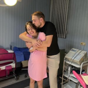 Dayana Handjieva Instagram - След едно раждане, започнало като по филмите с:
“😱 Изтекоха ми водите, бързо към болницата!” и завършило с проплакването на едно малко чудо, мога вече гордо да се нарека Мама Дая 🥰 
 
Избрал да се появи на датата на майка си, в месеца на баща си, посрещаме с много щастие и любов малкия Антони ❤️ 

Изключително много благодарим на д-р Тияна Николова и акушерка Мая Петрова, и на целия екип на болница “Св. Лазар” @sveti.lazar.hospital за грижите, отношението и професионализма. 

Благодаря и на моя мъж, че беше плътно до мен през цялото време и не припадна! 😁 Обичам те, @freshprinceofsofia , вече сме родители, представяш ли си??😳

#baby #newborn #birth #babyboy #newmom