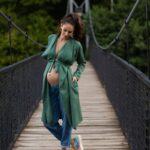 Dayana Handjieva Instagram - Ако сте още много млада и си мислите “Как пък не, бебе, да ми разтегли кожата, да приличам на кит и да не мога да ходя, където си искам” - спокойно, бях там, минава. Ако вече не сте чак толкова млада, искате дете, ама бащата още не се е появил - спокойно, бях там, идва. Ако вече чакате бебе и ви е хванало шубето от всичко неизвестно, което ви очаква - спокойно, аз още съм там, надявам се, че и това ще мине. А ако вече имате дете…кажете, имаше ли смисъл от всички тези страхове? 📸 @kristina.likova.photography #pregnancy #momtobe #fear #pregnancyphotoshoot #babyontheway Язовир Пасарел