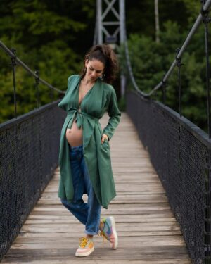 Dayana Handjieva Instagram - Ако сте още много млада и си мислите “Как пък не, бебе, да ми разтегли кожата, да приличам на кит и да не мога да ходя, където си искам” - спокойно, бях там, минава. 

Ако вече не сте чак толкова млада, искате дете, ама бащата още не се е появил - спокойно, бях там, идва. 

Ако вече чакате бебе и ви е хванало шубето от всичко неизвестно, което ви очаква - спокойно, аз още съм там, надявам се, че и това ще мине. 

А ако вече имате дете…кажете, имаше ли смисъл от всички тези страхове? 

📸 @kristina.likova.photography 

#pregnancy #momtobe #fear #pregnancyphotoshoot #babyontheway