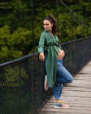 Dayana Handjieva Instagram - Ако сте още много млада и си мислите “Как пък не, бебе, да ми разтегли кожата, да приличам на кит и да не мога да ходя, където си искам” - спокойно, бях там, минава. 

Ако вече не сте чак толкова млада, искате дете, ама бащата още не се е появил - спокойно, бях там, идва. 

Ако вече чакате бебе и ви е хванало шубето от всичко неизвестно, което ви очаква - спокойно, аз още съм там, надявам се, че и това ще мине. 

А ако вече имате дете…кажете, имаше ли смисъл от всички тези страхове? 

📸 @kristina.likova.photography 

#pregnancy #momtobe #fear #pregnancyphotoshoot #babyontheway