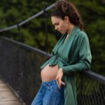 Dayana Handjieva Instagram - Ако сте още много млада и си мислите “Как пък не, бебе, да ми разтегли кожата, да приличам на кит и да не мога да ходя, където си искам” - спокойно, бях там, минава. Ако вече не сте чак толкова млада, искате дете, ама бащата още не се е появил - спокойно, бях там, идва. Ако вече чакате бебе и ви е хванало шубето от всичко неизвестно, което ви очаква - спокойно, аз още съм там, надявам се, че и това ще мине. А ако вече имате дете…кажете, имаше ли смисъл от всички тези страхове? 📸 @kristina.likova.photography #pregnancy #momtobe #fear #pregnancyphotoshoot #babyontheway Язовир Пасарел
