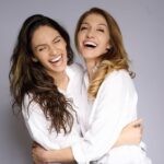 Dayana Handjieva Instagram - Ябълката не падала по-далеч от дървото… ами, чудесно! Значи съм най-голямата късметлийка! 💫 Освен генетичния джакпот, уцелих десетката и с мама-приятел, мама-опора и мама-“ела да ти направя някоя процедура”. 😁 Тя е единственият козметик, който ме търси мен да ми запише час. (При вас няма да е точно така, ще трябва вие да се обадите🤷🏻‍♀️… но пък в нейните ръце ще ви е много приятно, от личен опит говоря 😉) Благодаря, мами, за грижите… от всякакво естество! Даже малко повечко ме глезиш…ама хич не се оплаквам. Хубаво е. Честит рожден ден, @_eli_handjieva_ ! 🥳 📸 @darina.pirinska #mom #motheranddaughter #beautifulmama #smile #birthdaygirl #mama