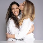 Dayana Handjieva Instagram - Ябълката не падала по-далеч от дървото… ами, чудесно! Значи съм най-голямата късметлийка! 💫 Освен генетичния джакпот, уцелих десетката и с мама-приятел, мама-опора и мама-“ела да ти направя някоя процедура”. 😁 Тя е единственият козметик, който ме търси мен да ми запише час. (При вас няма да е точно така, ще трябва вие да се обадите🤷🏻‍♀️… но пък в нейните ръце ще ви е много приятно, от личен опит говоря 😉) Благодаря, мами, за грижите… от всякакво естество! Даже малко повечко ме глезиш…ама хич не се оплаквам. Хубаво е. Честит рожден ден, @_eli_handjieva_ ! 🥳 📸 @darina.pirinska #mom #motheranddaughter #beautifulmama #smile #birthdaygirl #mama