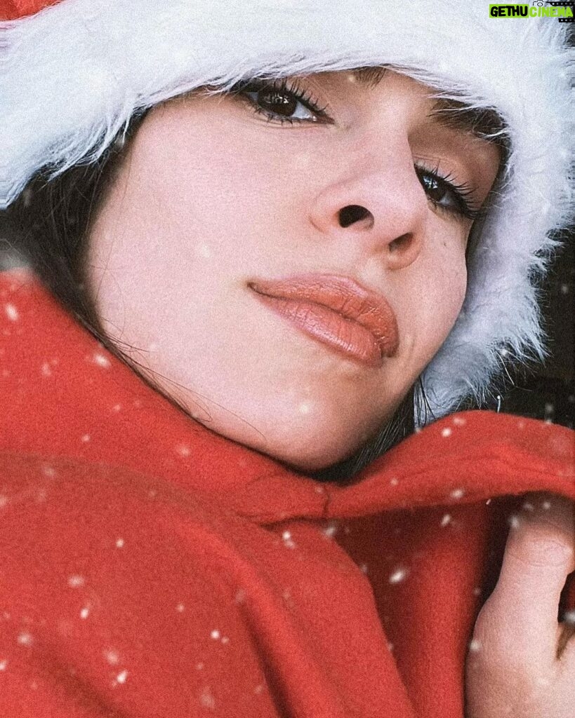 Dayana Handjieva Instagram - Весела Коледа от мен и Internet Explorer ❄️ Пожелавам ви винаги да сте навреме! 🎄 #christmas #happyholidays #rightontime #winter #red #santa #homealone