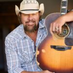 Deana Carter Instagram - Lifting up @tobykeith & his family with love, peace & light today… 🙏🏻❤️
