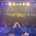 Deana Carter Instagram - It was a @keywesternfest kick off, thank you!! 🥰🙏 #deanacarter #90scountry #countrymusic #didishavemylegsforthis #strawberrywine #womenincountry