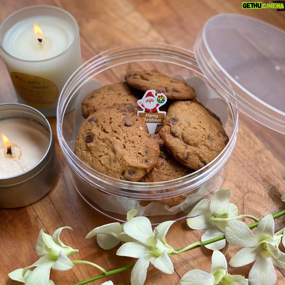 Deanna Yusoff Instagram - Visiting a friend for tea and bringing my alternative chocolate chips cookies made with spelt flour, coconut sugar and oat milk chocolate chips. #wheatfree #chocolatechipcookies #oatmilkchocolatechips #coconutsugar #saturdaytea #teatime #friends #xmas #gratitude #bakewithdeanna #celebration #eathealthy Singapore
