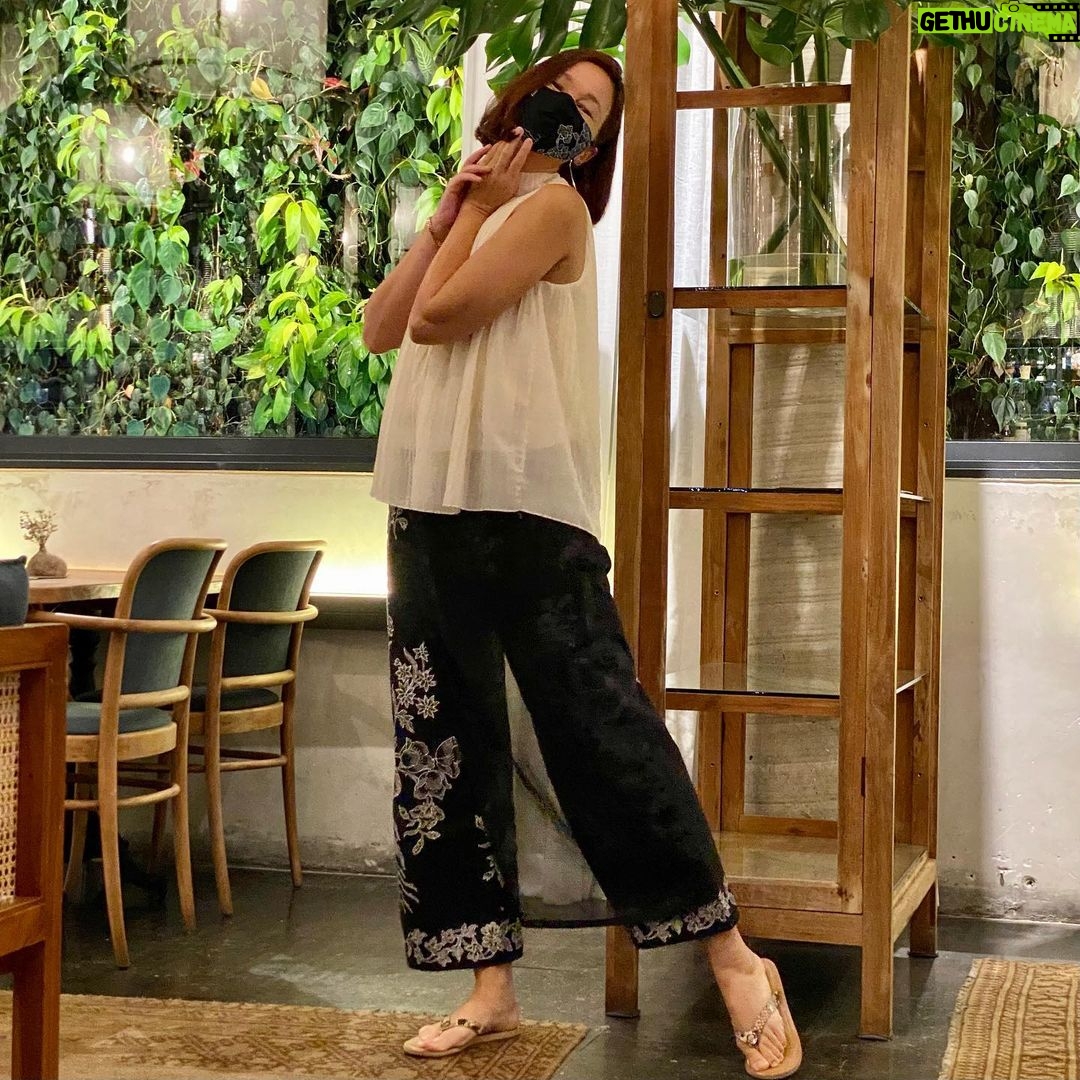 Deanna Yusoff Instagram - Loving my batik pants and matching mask by @ratianahtahir She has like hundreds of different masks. Too many to choose from! #masks #batik #comfypants #singaporedesigner #sunday #holiday #staysafe #staypositive #balance #goodhealth #harmony #love #livingwithdeanna #journey #gratitude #blessing #eurasian #actress #fun #happiness @nonas_of_ratianah Jypsy