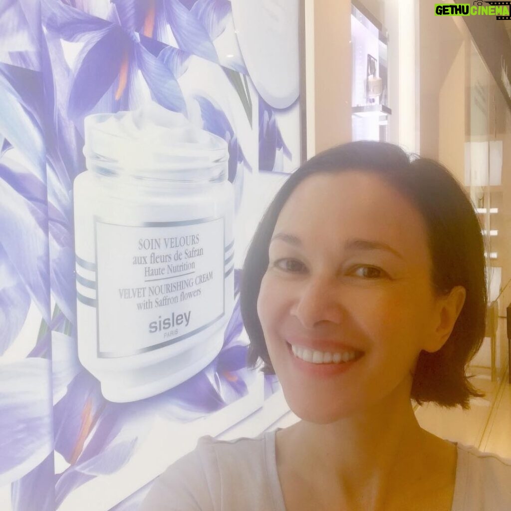 Deanna Yusoff Instagram - Hello, I am back. I know it’s been a while. Hope you didn’t miss me too much 🤣 Started off my week with a relaxing facial by Sisley. It’s been a while since my face has been pampered like this. Crystal from Sisley (One Utama) had me breathe in essential oils to help me relax into the facial and then I slowly drifted off into lala land waking up to a refreshed looking face (a little sleepy still) and soft moist skin. Thank you Sisley! #SisleyMalaysia #skincare #sisley #aromatherapy #essential oils #facial #relaxation #smoothskin #livingwithdeanna #actress #singer #model #malaysianemcee #eurasian