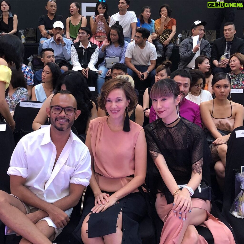 Deanna Yusoff Instagram - Last day at KLFW with new friends for old friends. Congratulations to Justin Yap on his latest collection. Can’t wait to get my hands on those pieces. Glad I made it this year. Love love love. 💋 #justinyap #klfw2018 #toniandguybangsar (we must do this again) @will_i_amwong #deannayusoff #malaysiandesigner #fashionweek #livingwithdeanna #actress #model #singer #emcee #oldfriends #newfriends #fashion #gratitude #beautywithin Pavilion KL