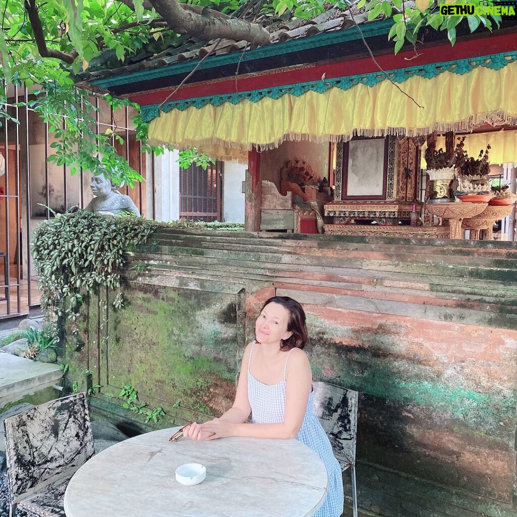 Deanna Yusoff Instagram - 🌿Had an incredible morning immersing myself in the vibrant art scene of Ubud, Bali! 🌞 Kicked off the day at Tonyraka Art Lounge, where I indulged in a delightful breakfast at their cozy café, surrounded by artistic energy. ☕️✨ Afterward, I ventured into the captivating world of art within their eclectic gallery. 🖼️ The collection showcased an array of breathtaking artworks, from vivid paintings to thought-provoking sculptures, skillfully crafted by talented local and international artists. Each piece had a story to tell, inviting me to form a personal connection. 🎨❤️ But the adventure didn't stop there! I also had the privilege of exploring the remarkable Bersama Alternative Space—a true architectural gem nestled in the heart of Ubud. 🏛️ This unique venue is a testament to the preservation of traditional architecture, where disassembled traditional houses have been moved and then meticulously reassembled using modern techniques. The intricate details of the reconstructed traditional houses, the fusion of materials, and the skillful integration of modern elements created a visually stunning environment. Tony and his team were incredibly passionate and knowledgeable, fostering an engaging and casual environment. Conversations flowed effortlessly, and I found myself immersed in thought-provoking discussions about art, culture, and the architectural marvel surrounding us. 😊🌸 For art enthusiasts and architecture lovers alike, a visit to both Tonyraka Art Lounge and Bersama Alternative Space in Ubud is an absolute must. Is art a form of relaxation for you? Comment below! 🎨💆‍♀️ #TonyrakaArtLounge #BersamaAlternativeSpace #ArtisticEscape #UbudArtScene #Architecture #ContemporaryArt #TraditionalHouses #CulturalHeritage #ArtLovers #Inspiration #Relaxation #Ubud #Bali #ArtAppreciation #Artists #ArtCommunity #CreativeJourney #Culture #InstaArt #ArtWorld