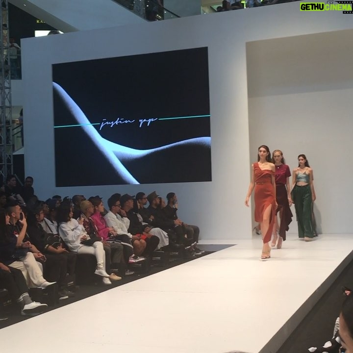 Deanna Yusoff Instagram - Last day at KLFW with new friends for old friends. Congratulations to Justin Yap on his latest collection. Can’t wait to get my hands on those pieces. Glad I made it this year. Love love love. 💋 #justinyap #klfw2018 #toniandguybangsar (we must do this again) @will_i_amwong #deannayusoff #malaysiandesigner #fashionweek #livingwithdeanna #actress #model #singer #emcee #oldfriends #newfriends #fashion #gratitude #beautywithin Pavilion KL
