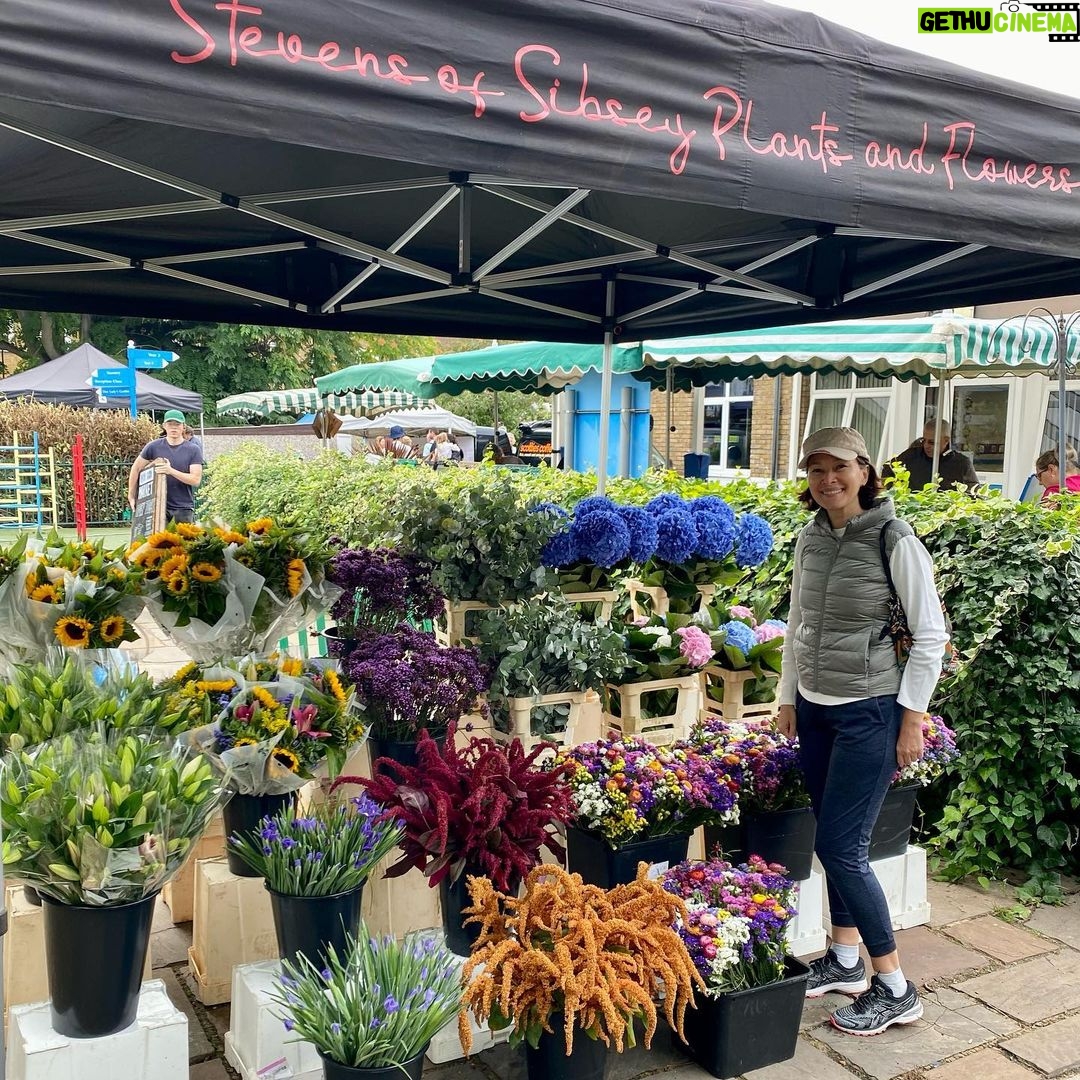 Deanna Yusoff Instagram - So happy to visit the local farmers market after so many years. Love the seasonal organic produce and friendly people. It’s time to cook! #farmermarket #organic #seasonalflowers #seasonalvegetables #england #saturdaymorning #healthyeating #homecooking Brook Green Market