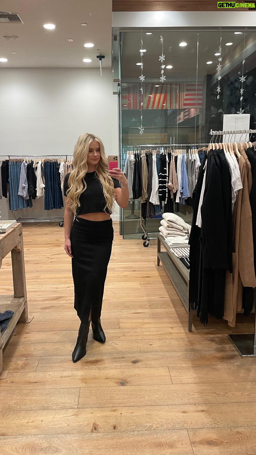 Deb Chubb Instagram - Come with me to the cutest boutique @naticlothingboutique Manhattan Beach, California