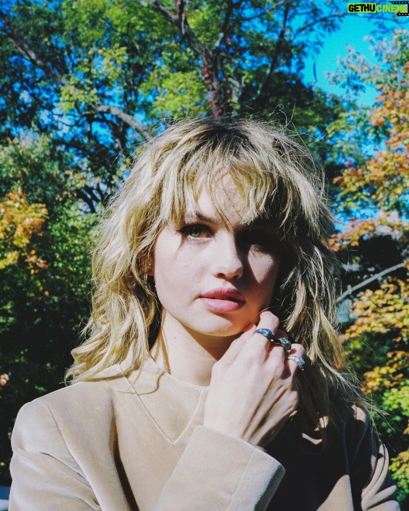 Debby Ryan Instagram - 🕯️🌤️🍂🍁🪵🦇 are the colors changing where you are? I’m undone by it all 🫠 𝔻𝕣𝕖𝕒𝕞𝕚𝕟𝕘