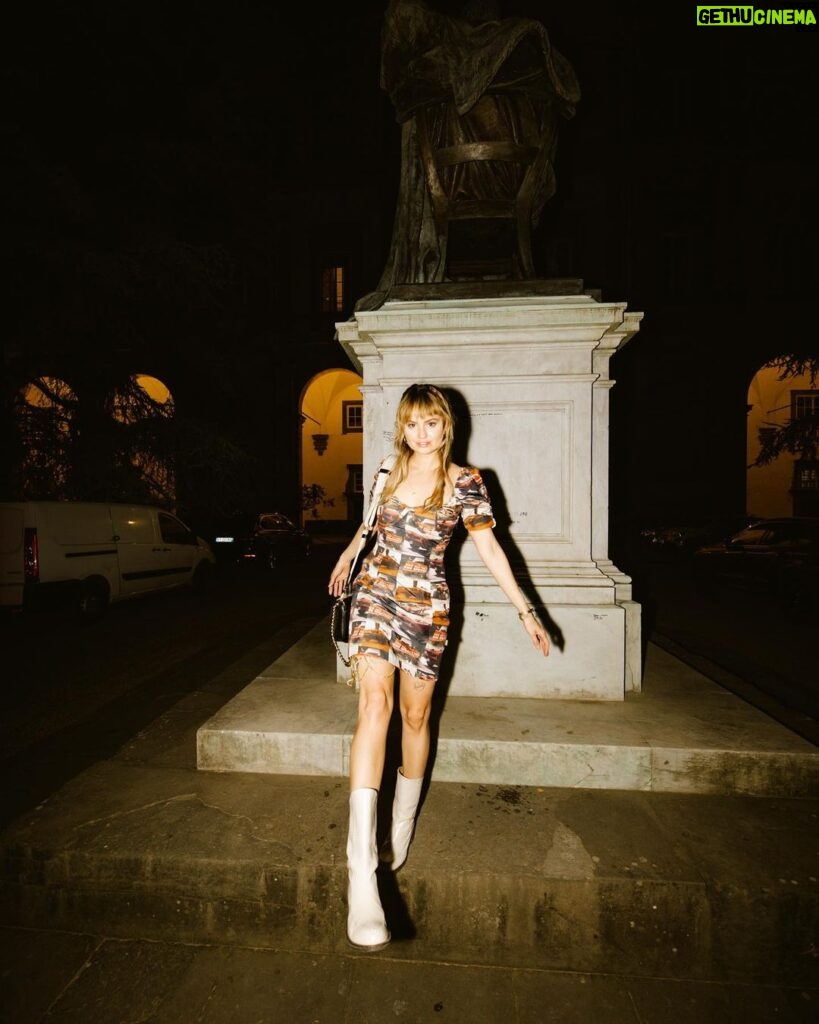 Debby Ryan Instagram - summer held splashing around in sunbeams, twirling noodles at dusk, dancing sidestage in moonlight and packing for the next place 🪄🍝🪩🪂 Lucca Tuscany