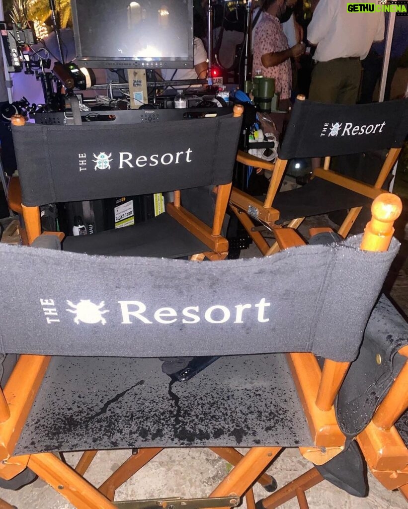 Debby Ryan Instagram - I went to play with the cast+crew of #TheResortPeacock for a few episodes. It was basically one big totally normal family vacation in 2007; we played a lot of word games, had picnics on the beach, my boyfriend went missing and something really strange is going on you guys what’s going on