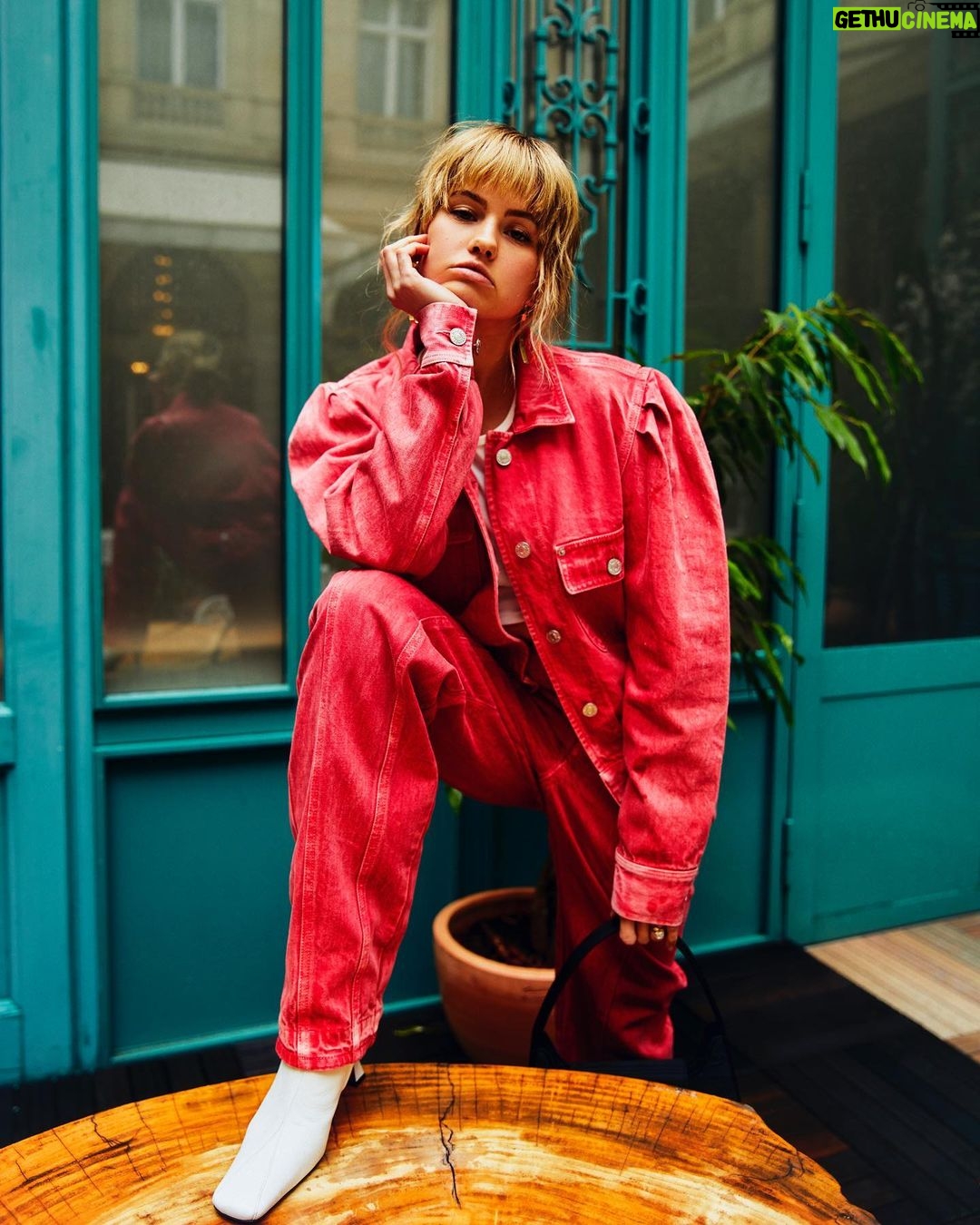 Debby Ryan Instagram - 🥊🫅 you get 5 points for every one you’ve watched: Night Teeth, Insatiable S1, Level Of Concern music video, Cover Versions, Insatiable S2, my Instagram story Just Fashion Paris