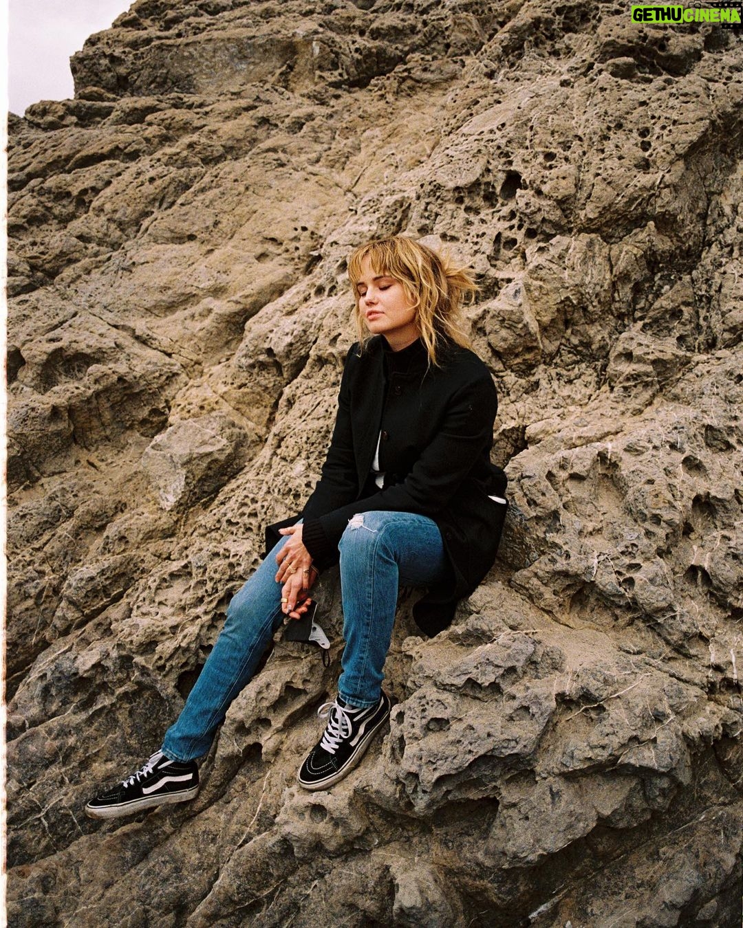 Debby Ryan Instagram - nice to go to The Outside (music video shoot) and be completely useless in a beautiful place 💙 The Outside Place- TOP
