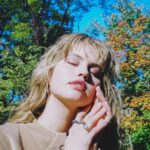 Debby Ryan Instagram - 🕯️🌤️🍂🍁🪵🦇 are the colors changing where you are? I’m undone by it all 🫠 𝔻𝕣𝕖𝕒𝕞𝕚𝕟𝕘