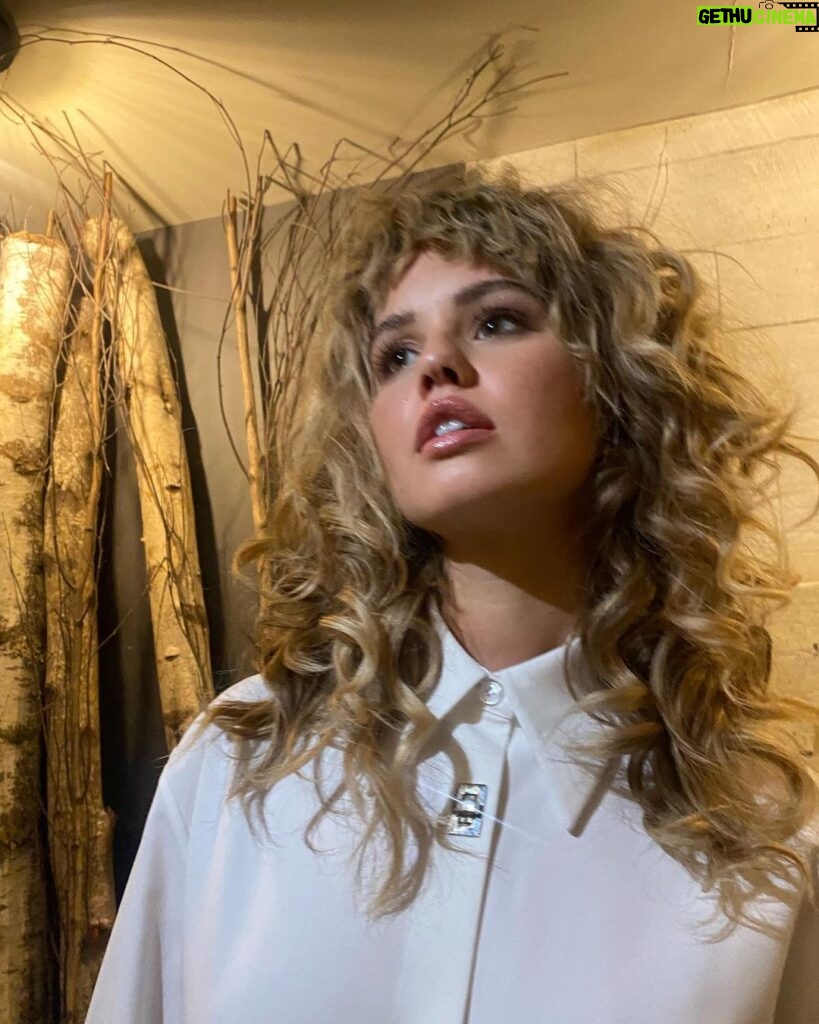 Debby Ryan Instagram - Can someone please explain the assignment Misha used @lorealparis Infallible powdered foundation bc I like it to look and feel like skin… with that 24hr wear because they say New York City doesn’t get much sleep… neither does a #lorealparispartner for that matter 1 Hotel Brooklyn Bridge