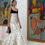 Debby Ryan Instagram - afternoon at the musée with @giambattistavalliparis ✨ people use the phrase ‘hopeless romantic’ but I’ve been finding so much hope in romance. this collection is a breath of fresh air in this moment — feathered, fresh, frisky and flouncy with a punk rock sensibility to protecting what’s tender and beautiful. merci beaucoup @giambattistavalli for having me ✨🕊